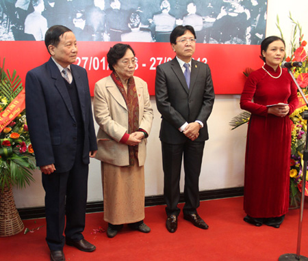 Nguyên Phó Chủ tịch nước Nguyễn Thị Bình, trưởng đoàn Chính phủ cách mạng lâm thời tại Hội nghị Paris dự khai mạc triển lãm.